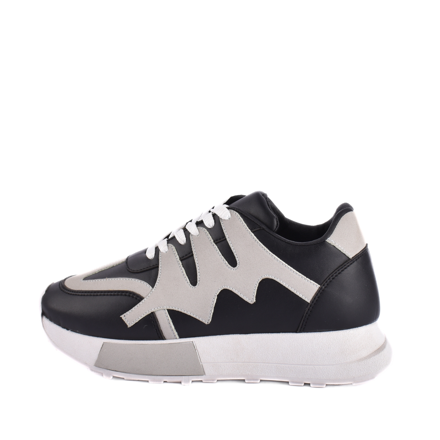 Fashionable Sneaker with Trims