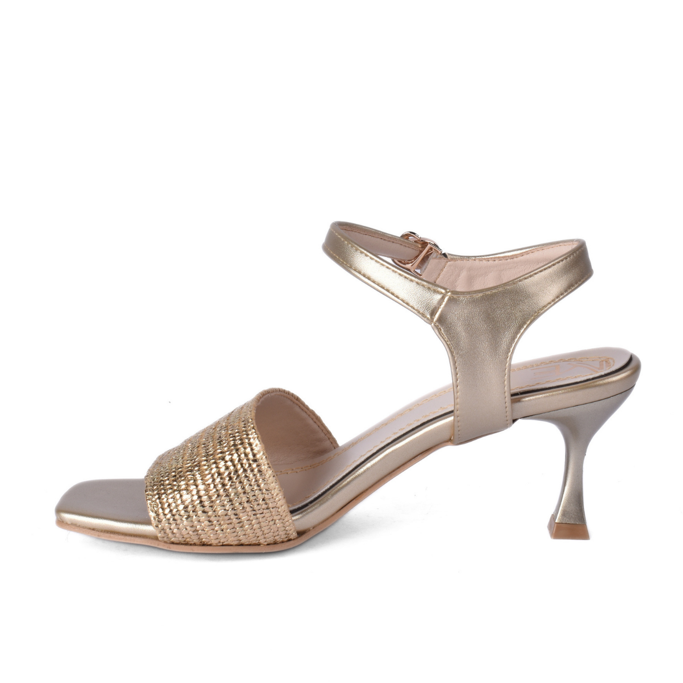 Stylish Sandals Enjoy an Elegant Look While Walking