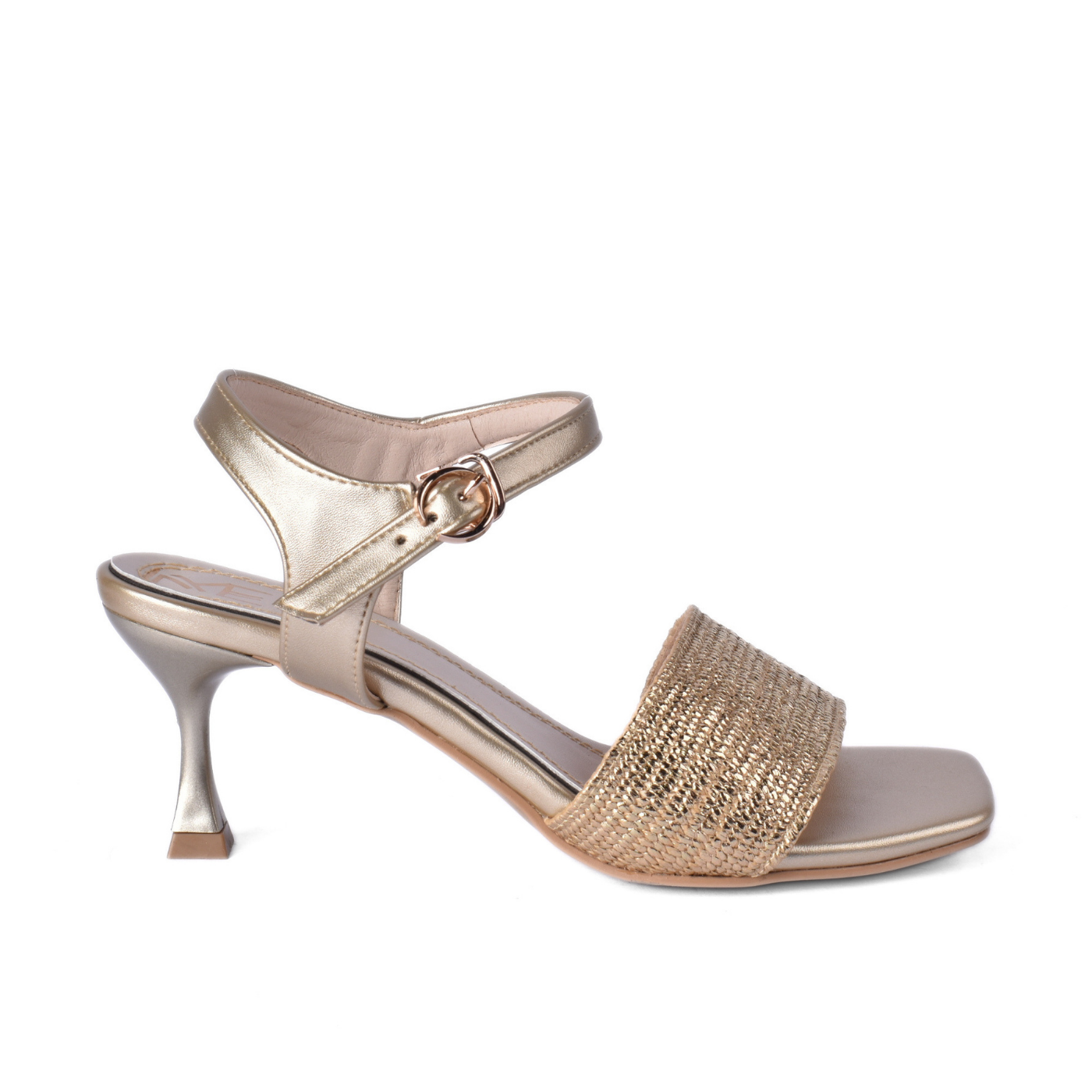 Stylish Sandals Enjoy an Elegant Look While Walking