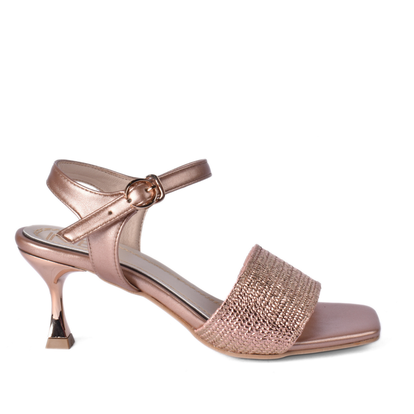 Stylish Sandals Enjoy an Elegant Look While Walking