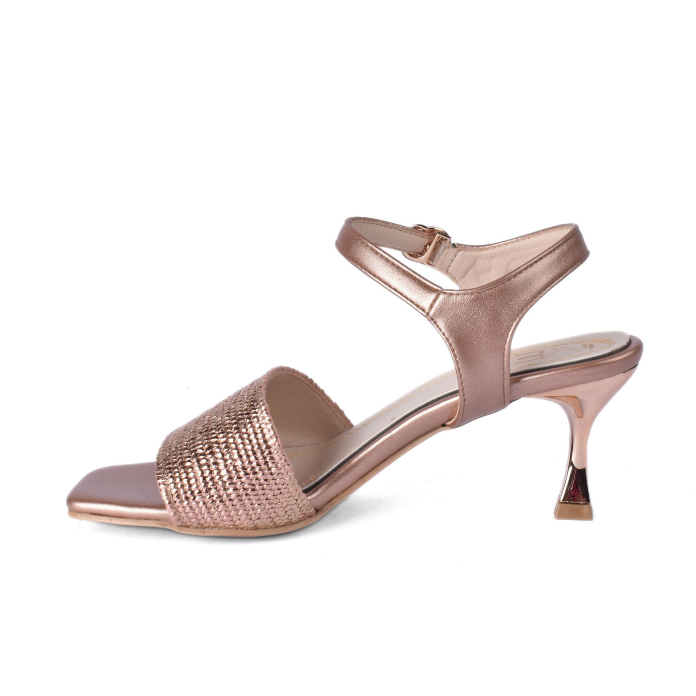 Stylish Sandals Enjoy an Elegant Look While Walking