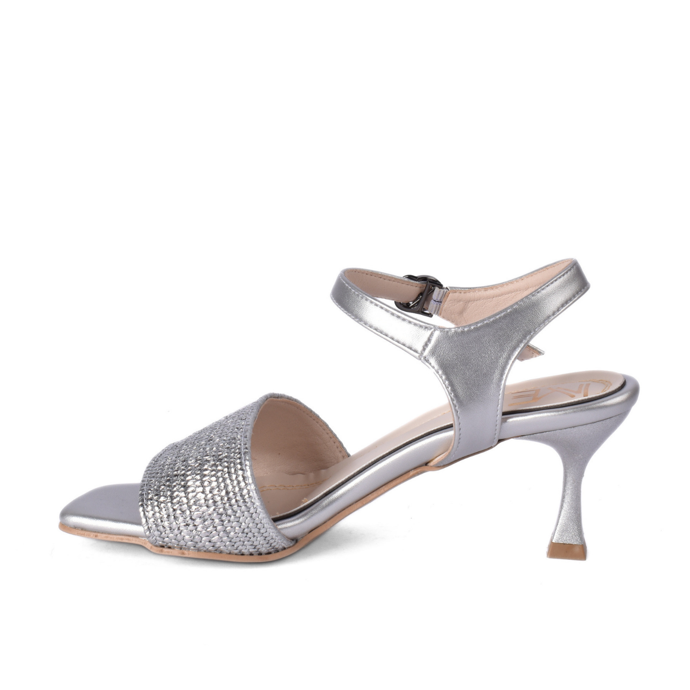 Stylish Sandals Enjoy an Elegant Look While Walking